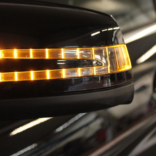 Nærbilde av bildetalj med blinklys